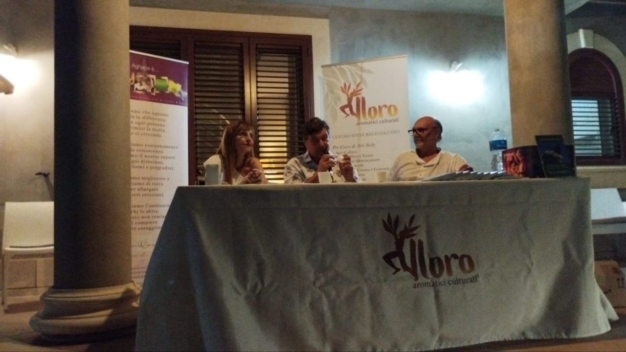 Il tavolo dei relatori con Angela Leonardi, Felice Di Pietro e Tonino Palma durante la presentazione di Metamorfosi