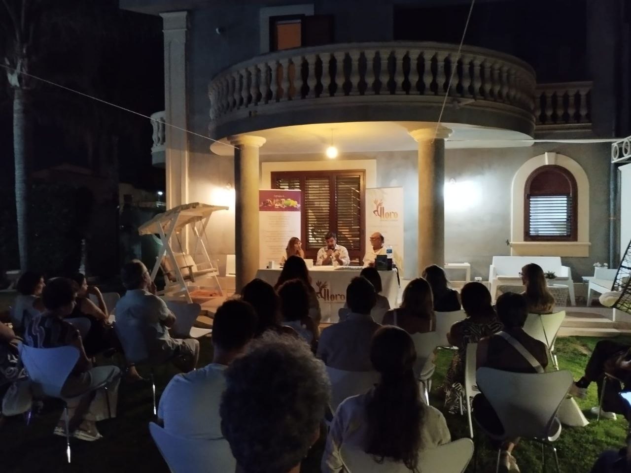 I partecipanti seguono la presentazione nel giardino estivo di Alloro